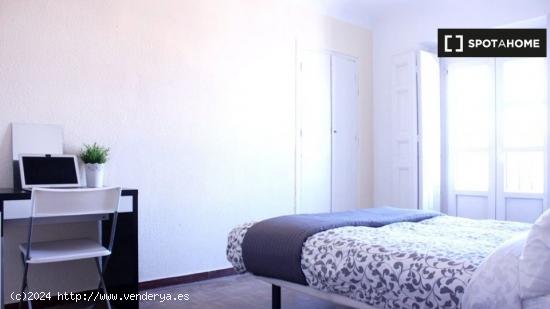 Acogedora habitación con llave independiente en apartamento de 9 dormitorios, Puerta del Sol - MADR