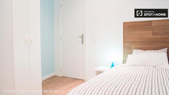 Habitación acogedora con cómoda en un apartamento de 9 dormitorios, Lavapiés - MADRID