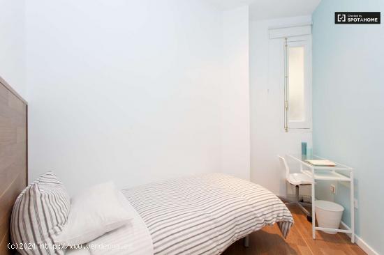 Habitación equipada con escritorio en un apartamento de 9 habitaciones, Lavapiés - MADRID