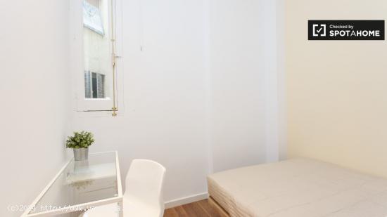 Habitación interior con escritorio en un apartamento de 9 habitaciones, Lavapiés - MADRID