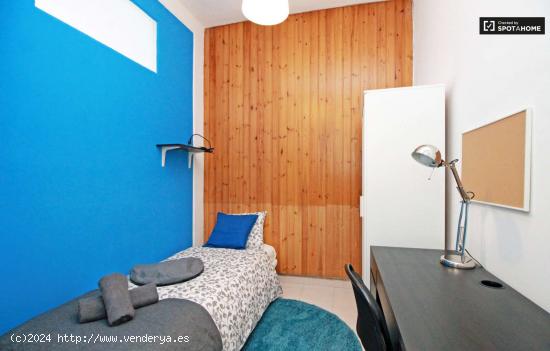  Gran habitación con armario independiente en un apartamento de 6 dormitorios, El Born - BARCELONA 