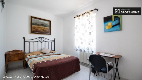 Habitación luminosa en alquiler en apartamento de 3 dormitorios en Lucero - MADRID