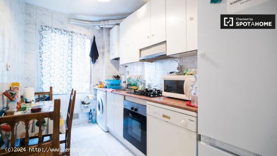 Habitación luminosa en alquiler en apartamento de 3 dormitorios en Lucero - MADRID