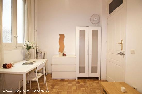 ¡Habitaciones en alquiler en un apartamento de 6 habitaciones en Madrid! - MADRID 