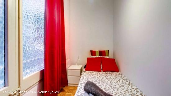  Se alquila habitación en apartamento de 10 dormitorios en L'Esquerra de l'Eixample - BARCELONA 