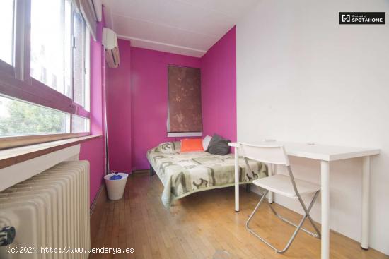  Habitación animada con armario independiente en un apartamento de 6 habitaciones, Chueca - MADRID 