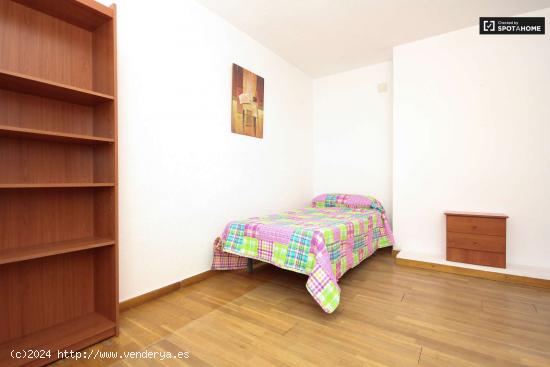  Amplia habitación con calefacción en piso compartido, Los Pajaritos - GRANADA 