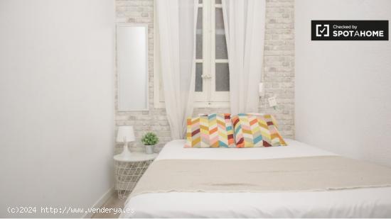 Se alquila habitación en piso de 5 dormitorios en Madrid - MADRID