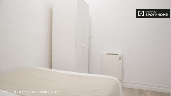 Se alquila habitación en piso de 5 dormitorios en Madrid - MADRID