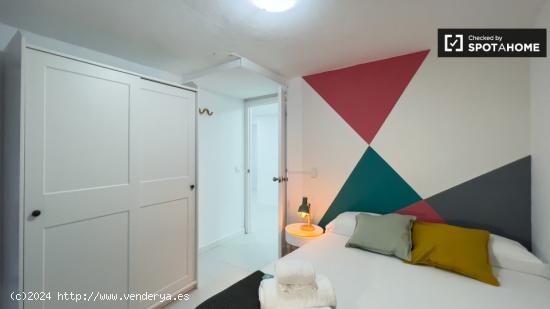 Se alquilan habitaciones en un apartamento de 5 dormitorios en Barri Gòtic - BARCELONA