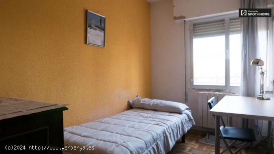  Habitación amueblada en apartamento de 3 habitaciones en Aluche, Madrid. - MADRID 