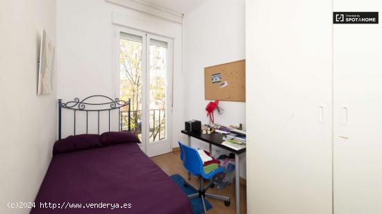  Habitación amueblada en piso compartido en Latina con escritorio - MADRID 