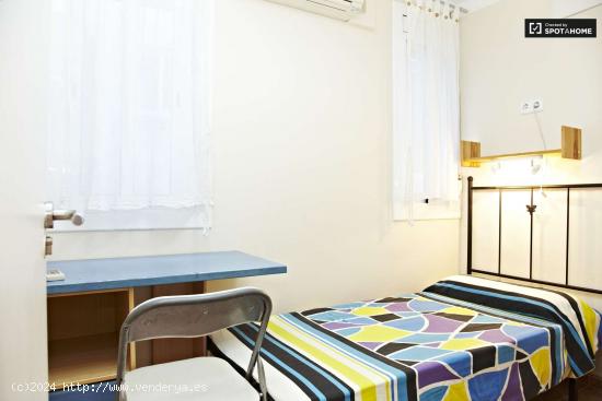  Habitación acogedora con llave independiente en apartamento de 4 dormitorios, Sants-Montjuic - BARC 