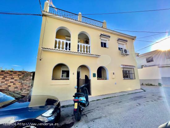  ¡Chalet con solarium y vistas al mar, descubre tu nuevo hogar en El Chaparral, Málaga! - MALAGA 