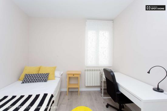  Habitación interior con armario independiente en el apartamento de 7 dormitorios, Malasaña - MADRI 