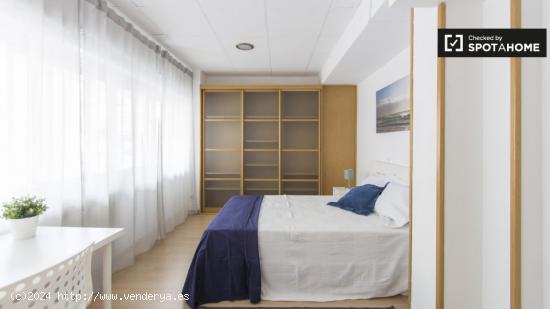 Cómoda habitación en un apartamento de 8 habitaciones en Prosperidad - MADRID