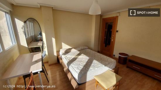 Se alquila habitación en piso de 4 habitaciones en Zaragoza - ZARAGOZA