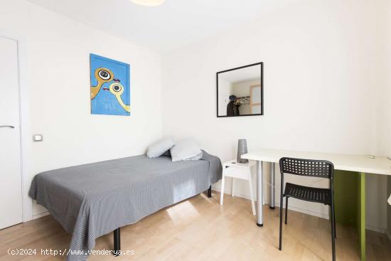  Habitación amueblada con calefacción en un apartamento de 4 dormitorios, El Raval - BARCELONA 