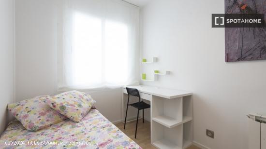 Habitación amueblada con calefacción en un apartamento de 4 dormitorios, El Raval - BARCELONA