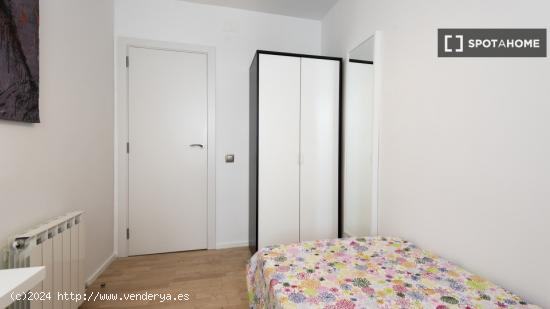 Habitación amueblada con calefacción en un apartamento de 4 dormitorios, El Raval - BARCELONA