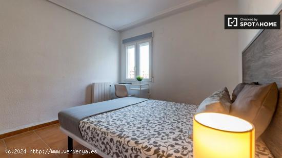 Habitación amueblada en un apartamento de 6 dormitorios en Rascanya - VALENCIA