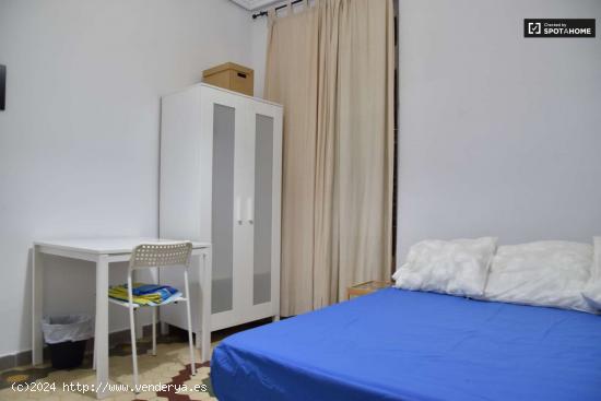  Habitación elegante en un apartamento de 4 dormitorios en L'Eixample - VALENCIA 