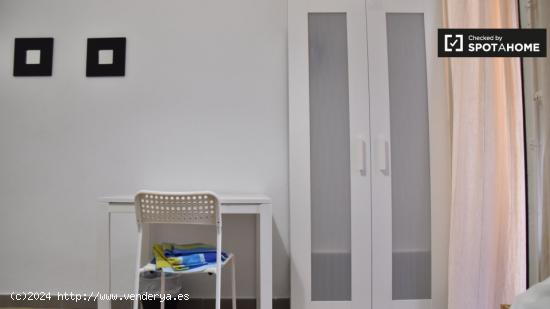 Habitación elegante en un apartamento de 4 dormitorios en L'Eixample - VALENCIA