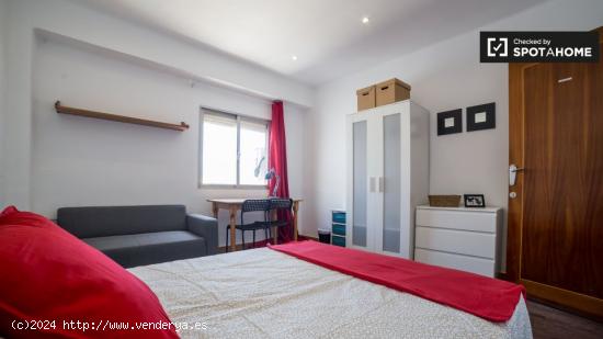 Habitación amueblada en un apartamento de 6 dormitorios, Quatre Carreres - VALENCIA