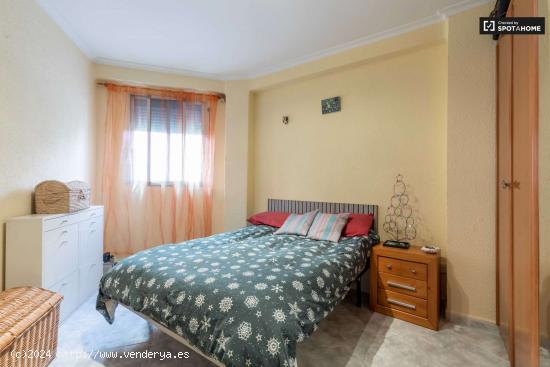  Amplia habitación en alquiler en apartamento de 2 dormitorios en Benicalap - VALENCIA 