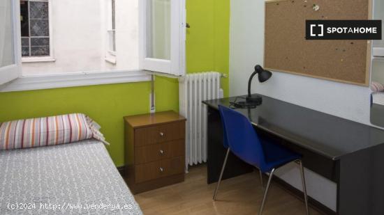 Habitación en apartamento de 9 habitaciones en Malasaña, Madrid - MADRID