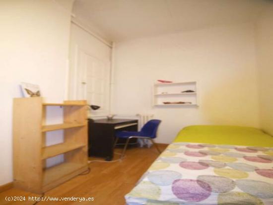 Habitación amueblada en un apartamento de 6 dormitorios en Malasaña, Madrid - MADRID