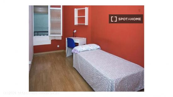 Acogedora habitación en un apartamento de 6 dormitorios en Malasaña, Madrid - MADRID