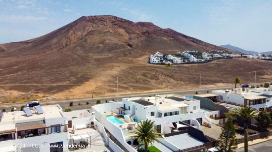 Espectacular Villa en Playa Blanca con Vistas Inigualables y acabado de alto nivel. - Yaiza