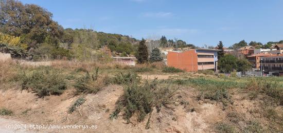DOS SOLARS DE COSTAT para edificar 1 ó 2 cases Zona Les Escoles - BARCELONA