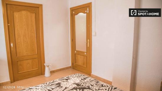 Acogedora habitación en un apartamento de 7 habitaciones en Extramurs - VALENCIA