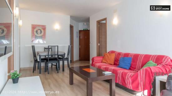  Se alquilan habitaciones en apartamento de 3 dormitorios en Madrid - MADRID 