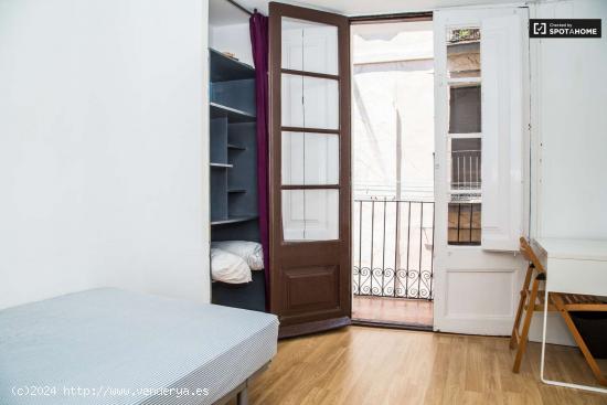  Enorme habitación con ventana con vista a la calle en piso compartido, El Raval - BARCELONA 