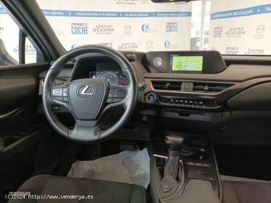 Lexus UX 2.0 250h Business 184CV  HYBRID. 5P de 2019 con 67.312 Km por 24.700 EUR. en Pontevedra