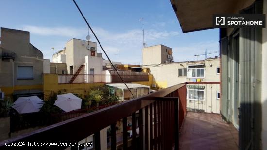 Habitación con balcón en un apartamento de 5 dormitorios en Barri Gòtic - BARCELONA