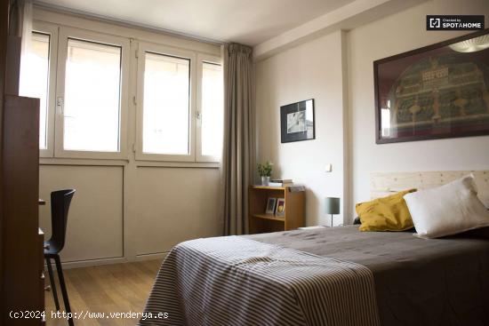  Amplia habitación en piso de 5 dormitorios en Chueca, Madrid - MADRID 