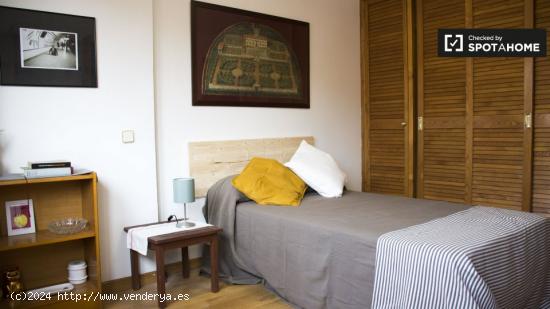 Amplia habitación en piso de 5 dormitorios en Chueca, Madrid - MADRID