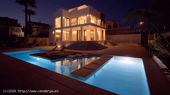 Gran villa de lujo con piscina exclusiva y pista de padel frente mar - ALICANTE