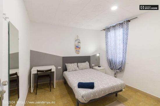  Se alquilan habitaciones en un apartamento de 5 dormitorios en El Raval - BARCELONA 