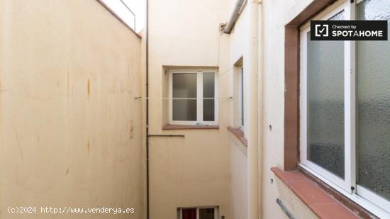 Se alquilan habitaciones en un apartamento de 5 dormitorios en El Raval - BARCELONA