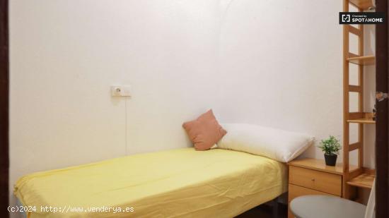  Se alquila habitación en piso de 5 habitaciones en La Latina - MADRID 