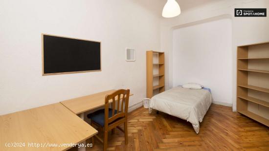  Amplia habitación con calefacción en piso compartido, Malasaña - MADRID 