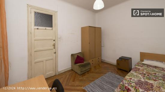 Acogedora habitación con ventana con patio interior en piso compartido, Chamberí - MADRID