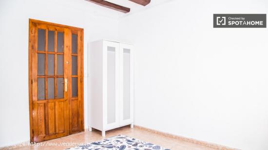 Soleada habitación con balcón en piso compartido, El Raval - BARCELONA