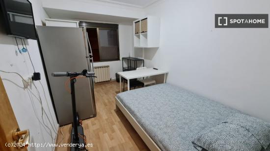 Se alquila habitación en piso de 4 habitaciones en Zaragoza - ZARAGOZA
