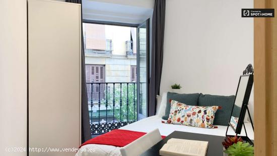  Habitación acogedora con escritorio en un apartamento de 11 habitaciones, Sol - MADRID 